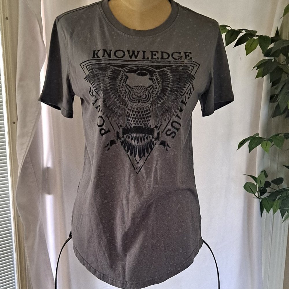 AKADEMIKS WOMEN'S T-SHIRT